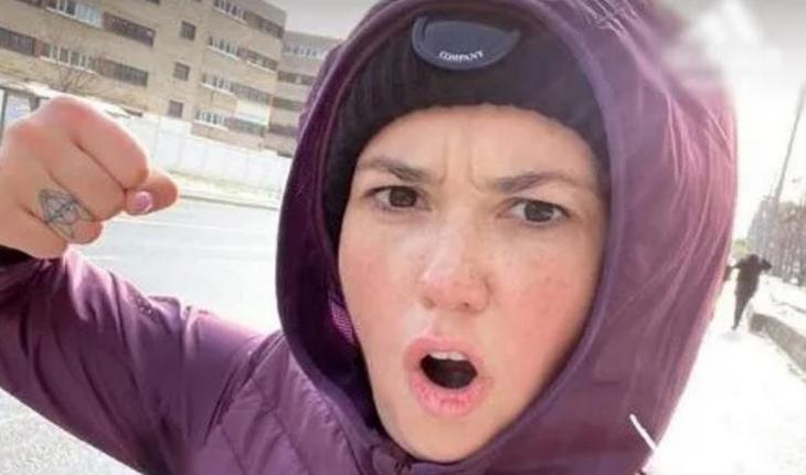 У Агаты изменилась тату на пальце