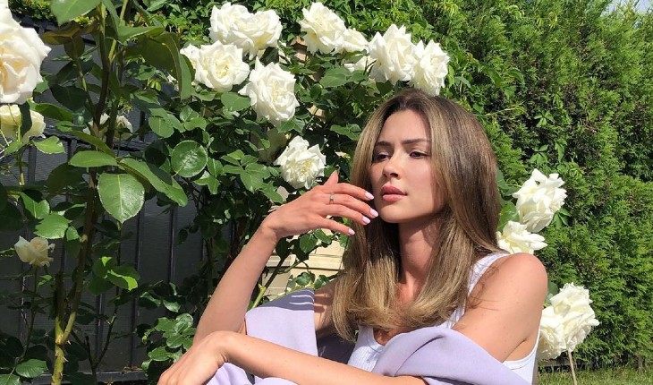 Анна Заворотнюк на участке мамы