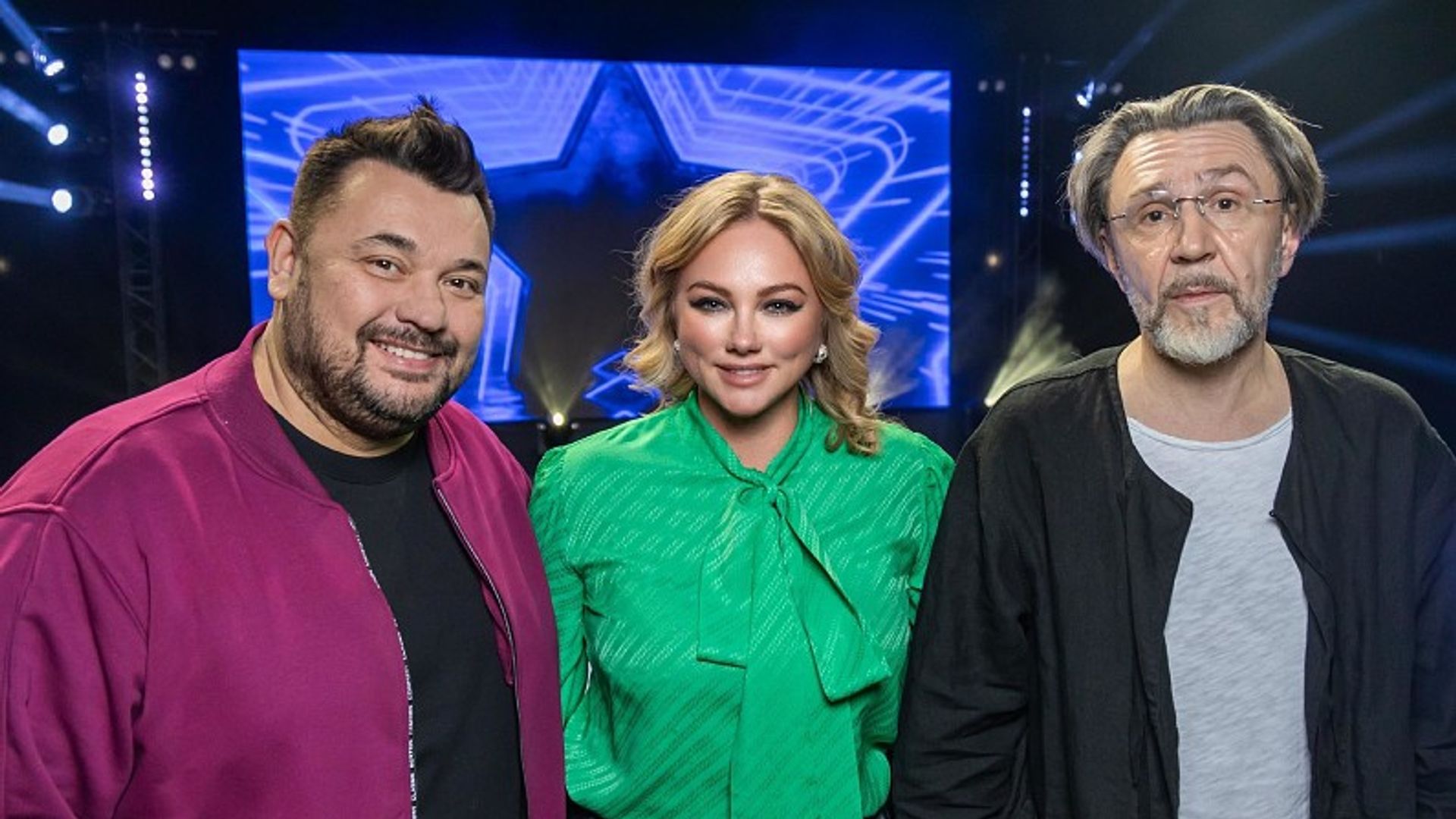 Сергей Жуков, Юлия Сумачёва и Сергей Шнуров в яркой одежде позируют перед камерой