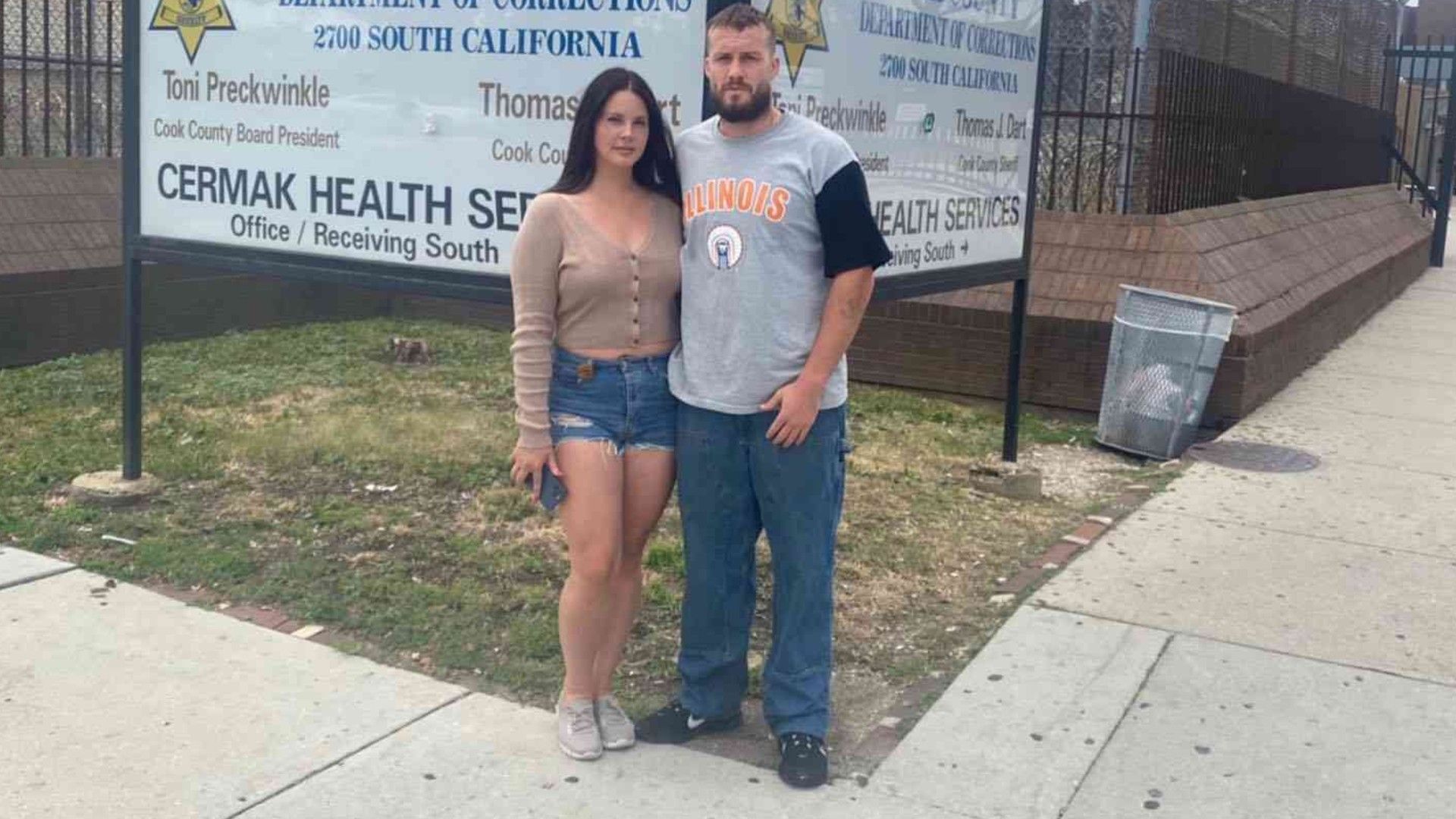 Лана Дель Рей и Джек Донохью. Пара стоит на улице у таблички Cermak Health Services в Чикаго