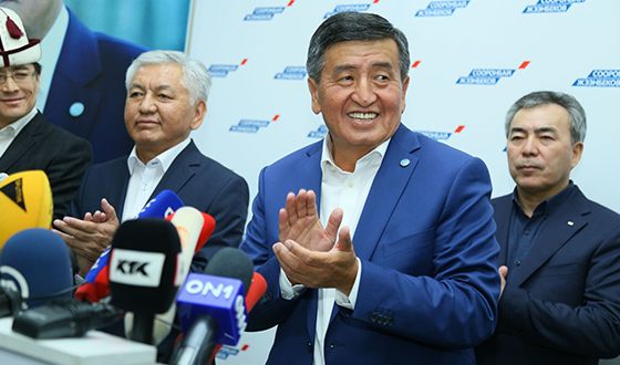 Сооронбай Жээнбеков во время оглашения результатов выборов президента Кыргызстана Сооронбай Жээнбеков во время оглашения результатов выборов президента Кыргызстана