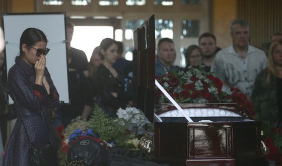 Александра Куцевол у гроба мужа