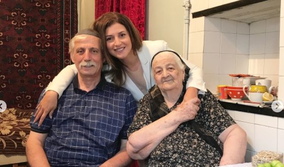 Певица Жасмин с бабушкой и отцом Певица Жасмин с бабушкой и отцом