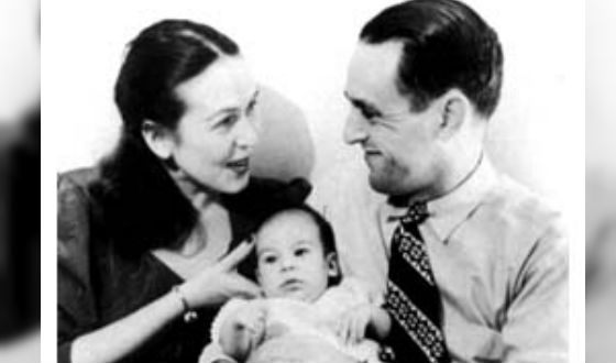 Оливер Стоун с родителями Оливер Стоун с родителями