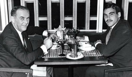 Молодой Оливер Стоун с отцом, 1968 год Молодой Оливер Стоун с отцом, 1968 год