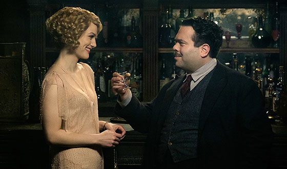 В «Фантастических тварях» Элисон Судол сыграла Куинни Голдштейн В «Фантастических тварях» Элисон Судол сыграла Куинни Голдштейн