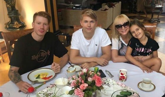 Кристина Орбакайте с сыновьями и дочерью