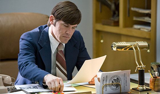 Джош Бролин в картине «Харви Милк» Джош Бролин в картине «Харви Милк»