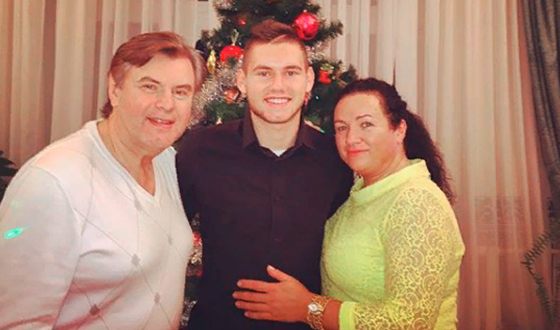 Александр Ташаев с родителями Александр Ташаев с родителями