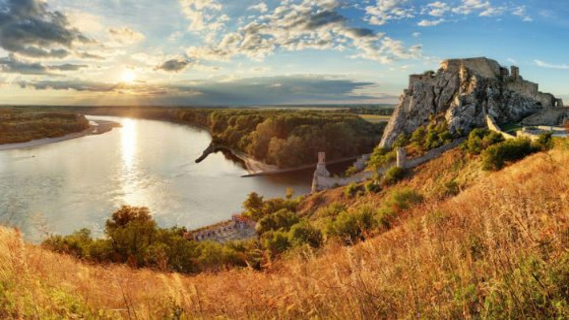 На фото: замок Девин