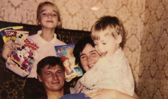 Алена Чехова в детстве со своей семьей Алена Чехова в детстве со своей семьей