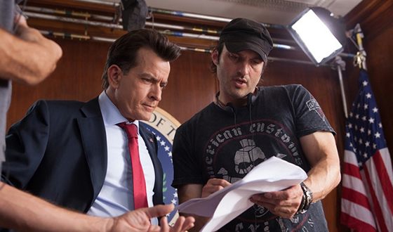 Чарли Шин и Роберт Родригес на съемках фильма «Мачете убивает» Чарли Шин и Роберт Родригес на съемках фильма «Мачете убивает»