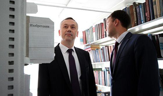 в какой школе учится сын травникова. uzn 15376315208. в какой школе учится сын травникова фото. в какой школе учится сын травникова-uzn 15376315208. картинка в какой школе учится сын травникова. картинка uzn 15376315208. Впервые мы увидели семью губернатора в январе 2018 года, в год выборов главы региона В январе 2018 года жена и дети Андрея Травникова прилетали из Санкт-Петербурга в Новосибирск, чтобы всей семьей провести новогодние каникулы. В Новосибирске семья Травниковых прогулялась по Михайловской набережной, побывала в ледовом городке. Вместе фотографировались, катались на горках и делились впечатлениями. У супруги Людмилы в Сибири живут родственники, и несколько лет назад она уже бывала в Новосибирске.