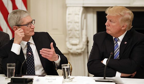 Тим Кук и Дональд Трамп Тим Кук и Дональд Трамп