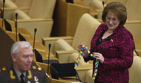 Россияне скидываются по рублю на помощь депутату Вера Ганзе