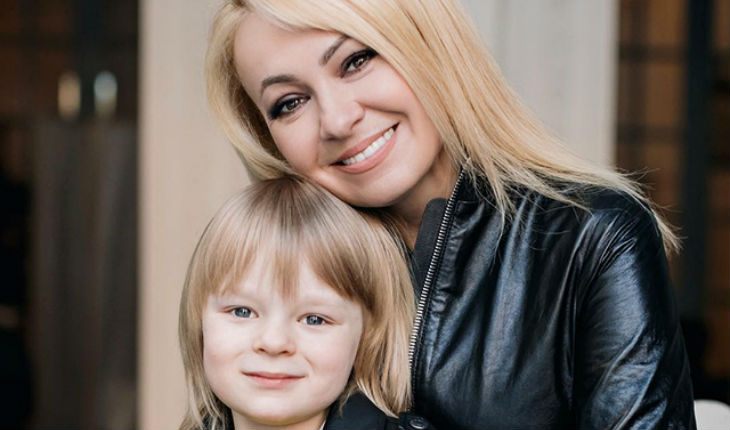 Яна Рудковская с сыном Сашей