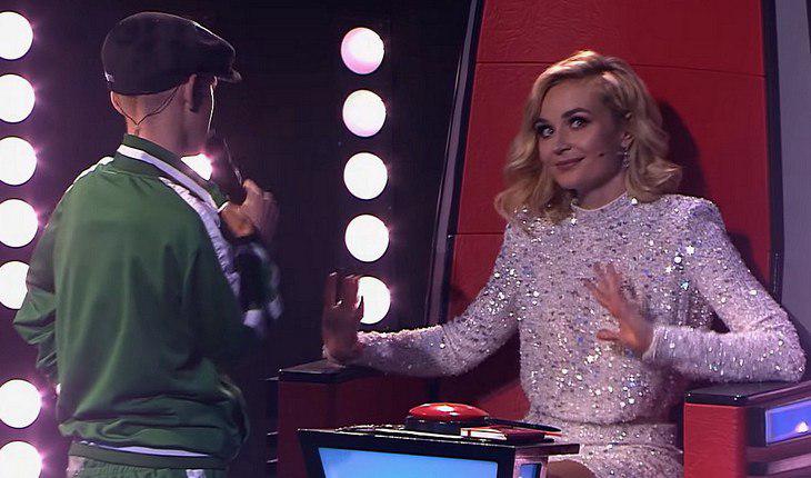 Полина Гагарина во время выступления Алексея Курчанина
