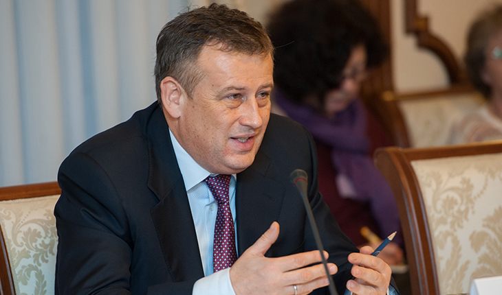 Александр всегда проявлял интерес к учёбе и отличался хорошей успеваемостью Александр всегда проявлял интерес к учёбе и отличался хорошей успеваемостью