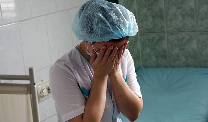 24-летнюю медсестру за фотографии из реанимационного отделения