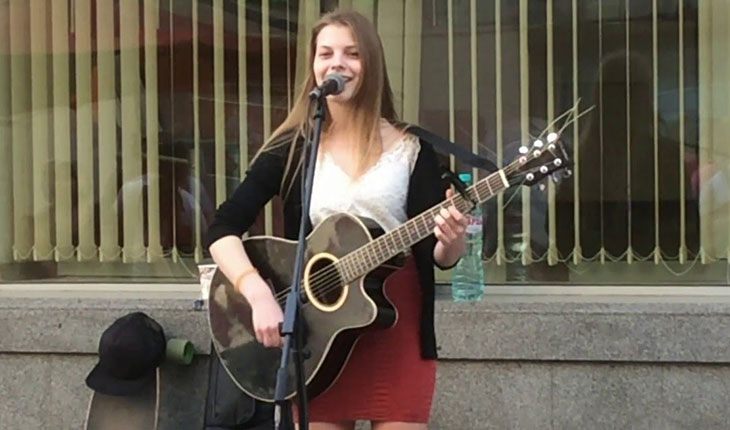 Переехав в Москву, Ксения Минаева стала выступать на улице Переехав в Москву, Ксения Минаева стала выступать на улице