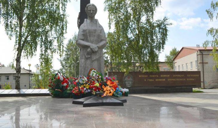 Школьники подожгли венки на мемориале Победы в Свердловской области