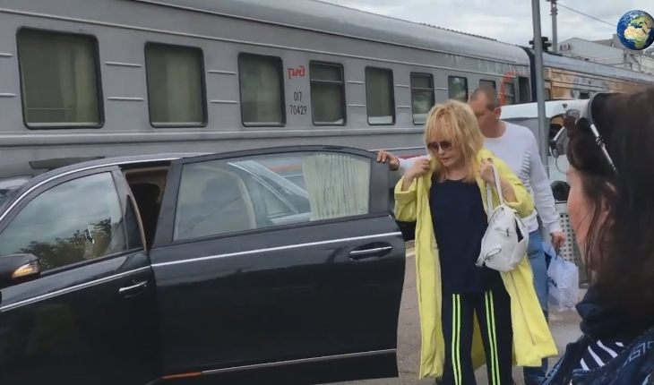 Алла Пугачева на перроне Рижского вокзала