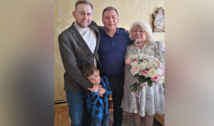 Андрей Метельский с сыновьями и мамой Андрей Метельский с сыновьями и мамой