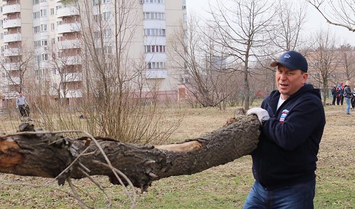 Андрей Метельский на субботнике Андрей Метельский на субботнике