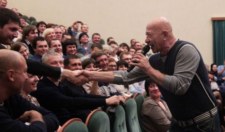 Александр Розенбаум общается с поклонниками