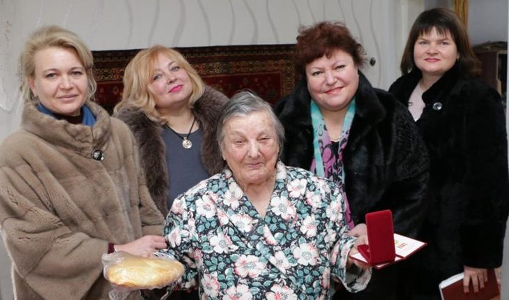 Скандальное фото с чиновницами в шубах и блокадницей
