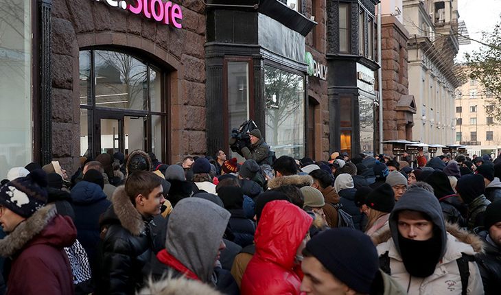 Толпа перед магазином Apple на Тверской в 2017 году Толпа перед магазином Apple на Тверской в 2017 году