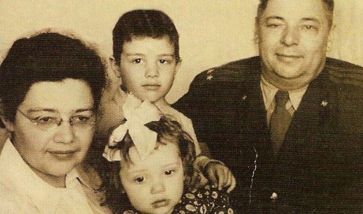 Мария Арбатова в детстве (с родителями и старшим братом) Мария Арбатова в детстве (с родителями и старшим братом)