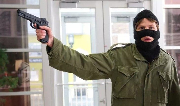 Грабитель банка не сумел справиться с маской