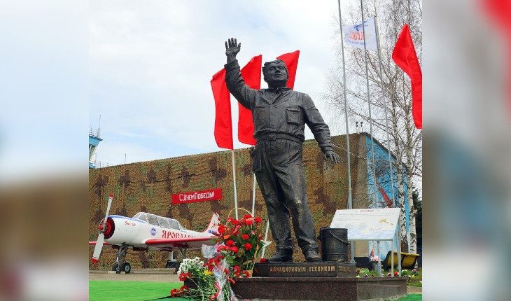 Памятник лётчикам, прообразом которого стал Макарыч Памятник лётчикам, прообразом которого стал Макарыч