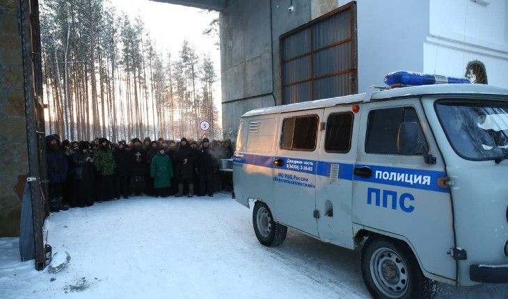 Сторонники Сергия блокируют въезд в монастырь Сторонники Сергия блокируют въезд в монастырь