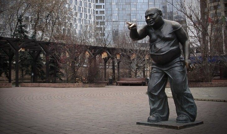 Памятник Леонову на Мосфильмовской улице Памятник Леонову на Мосфильмовской улице