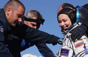 «Целая, живая. слава Богу!»: Юлия Пересильд показала свое первое фото после полета в космос «Целая, живая. слава Богу!»: Юлия Пересильд показала свое первое фото после полета в космос
