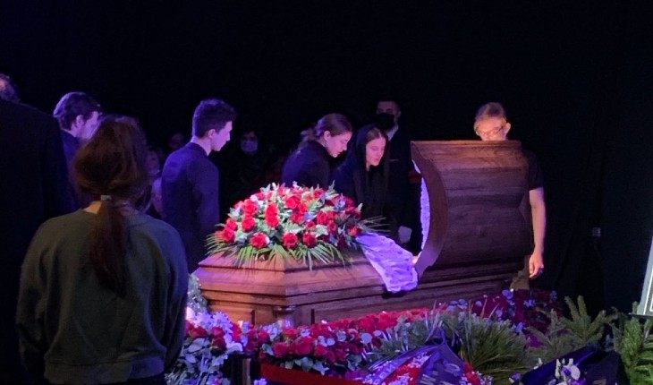 Поклонники прощаются с Гаркалиным