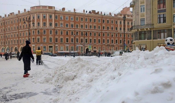 ДТП и холодные квартиры: В Санкт-Петербурге продолжаются проблемы из-за снега