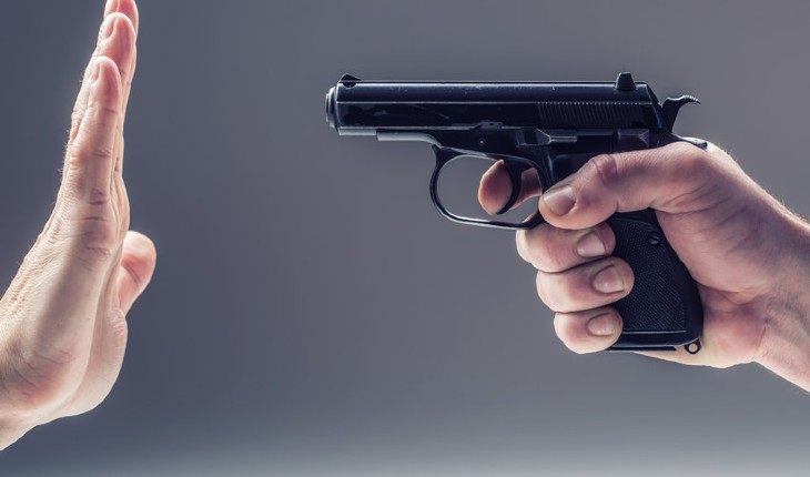 Сенатор предлагает ужесточить контроль за владельцами травматического оружия