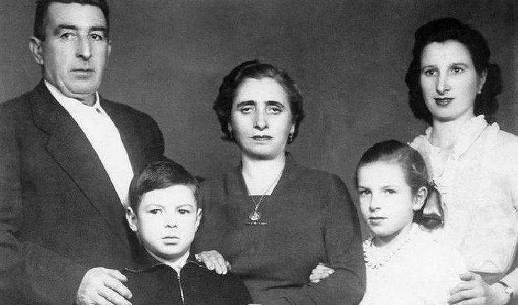 С мамой и испанскими бабушкой и дедушкой С мамой и испанскими бабушкой и дедушкой