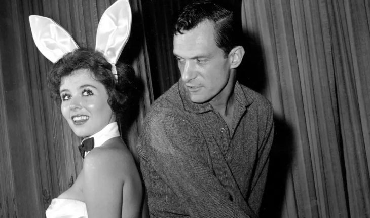 Хью Хефнер и одна из официанток клуба Playboy, 1961 Хью Хефнер и одна из официанток клуба Playboy, 1961