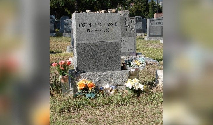 Скромная могила Джо Дассена Скромная могила Джо Дассена