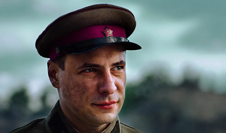 Кому из российских актеров больше всех идет военного форма