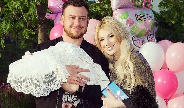 Валерий и Тата с новорожденной дочкой