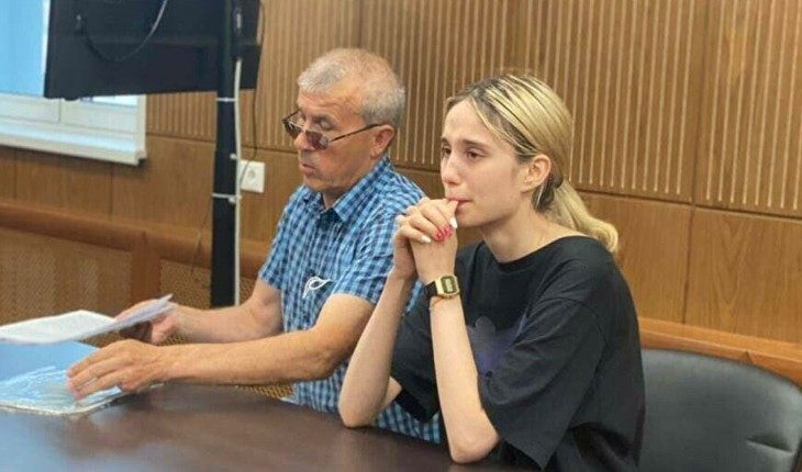 Валерия Башкирова с адвокатом в суде Валерия Башкирова с адвокатом в суде
