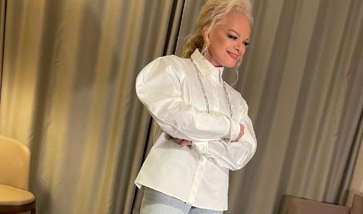Лариса Долина явно пытается конкурировать с молодежью