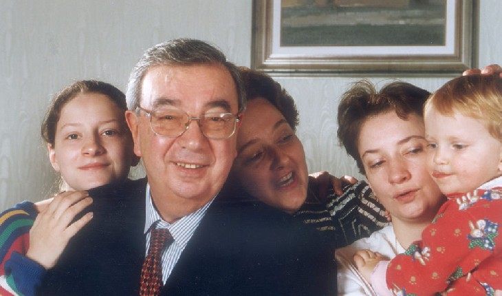 Евгений Примаков со второй женой, дочкой и внучками Евгений Примаков со второй женой, дочкой и внучками