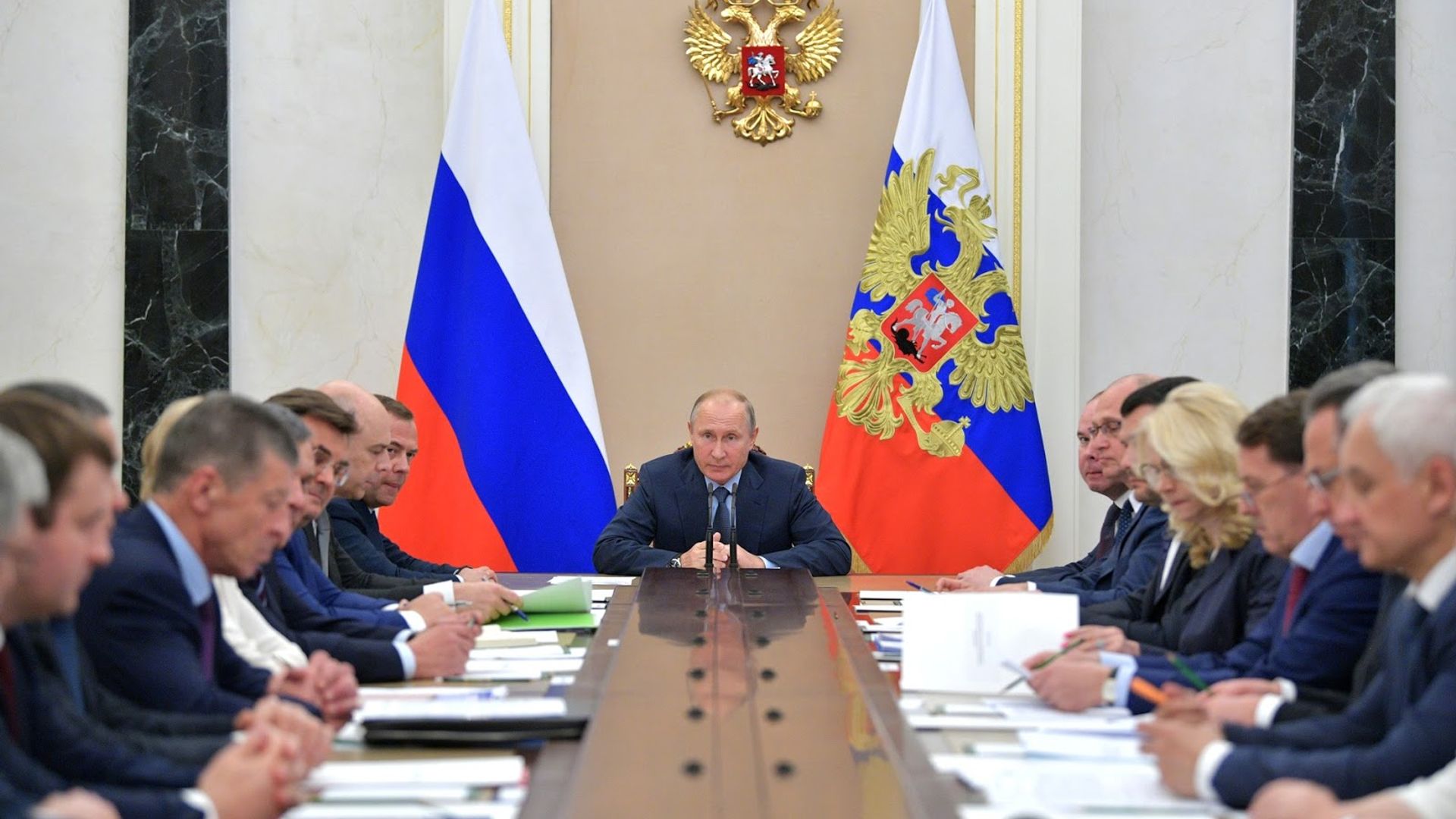 Путин поручил правительству бороться с неравенством