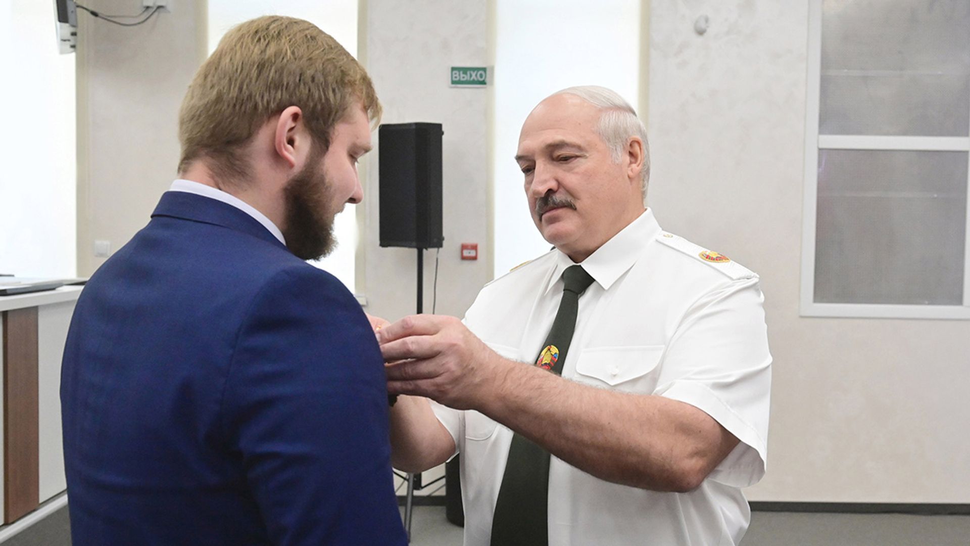 Григорий Азарёнок получает медаль «За отвагу»